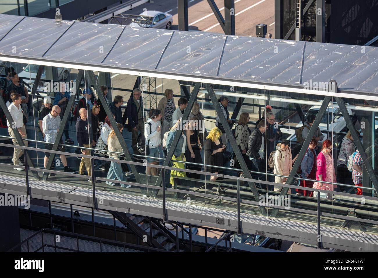 Croisière touristique en ferry sur le gangway de passagers dans le terminal ouest 2 ou Länssiterminaali 2 dans le quartier de Länsisatama à Helsinki, en Finlande Banque D'Images