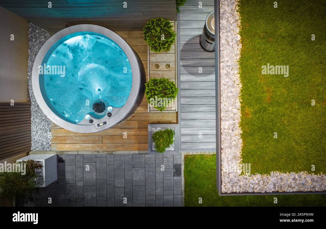 Bain à remous circulaire blanc à l'intérieur du jardin moderne de jardin de triage arrière vue aérienne. Banque D'Images