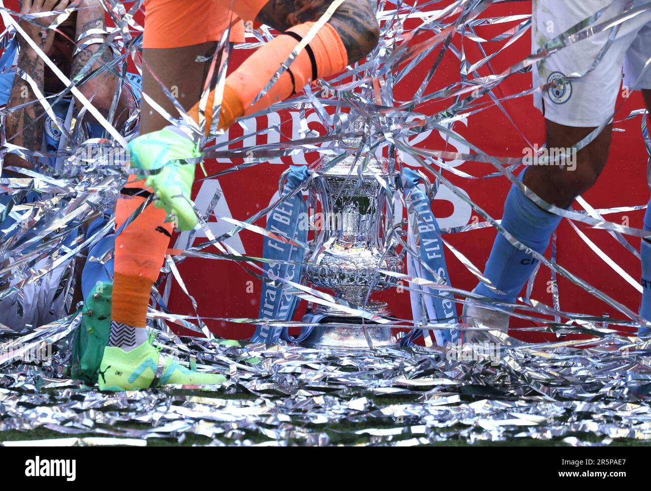 Londres, Royaume-Uni. 03rd juin 2023. La FA Cup derrière les banderoles argentées lors de la finale de la coupe FA Emirates Manchester City et Manchester United au stade Wembley, Londres, Royaume-Uni, le 3rd juin 2023. Crédit : Paul Marriott/Alay Live News Banque D'Images