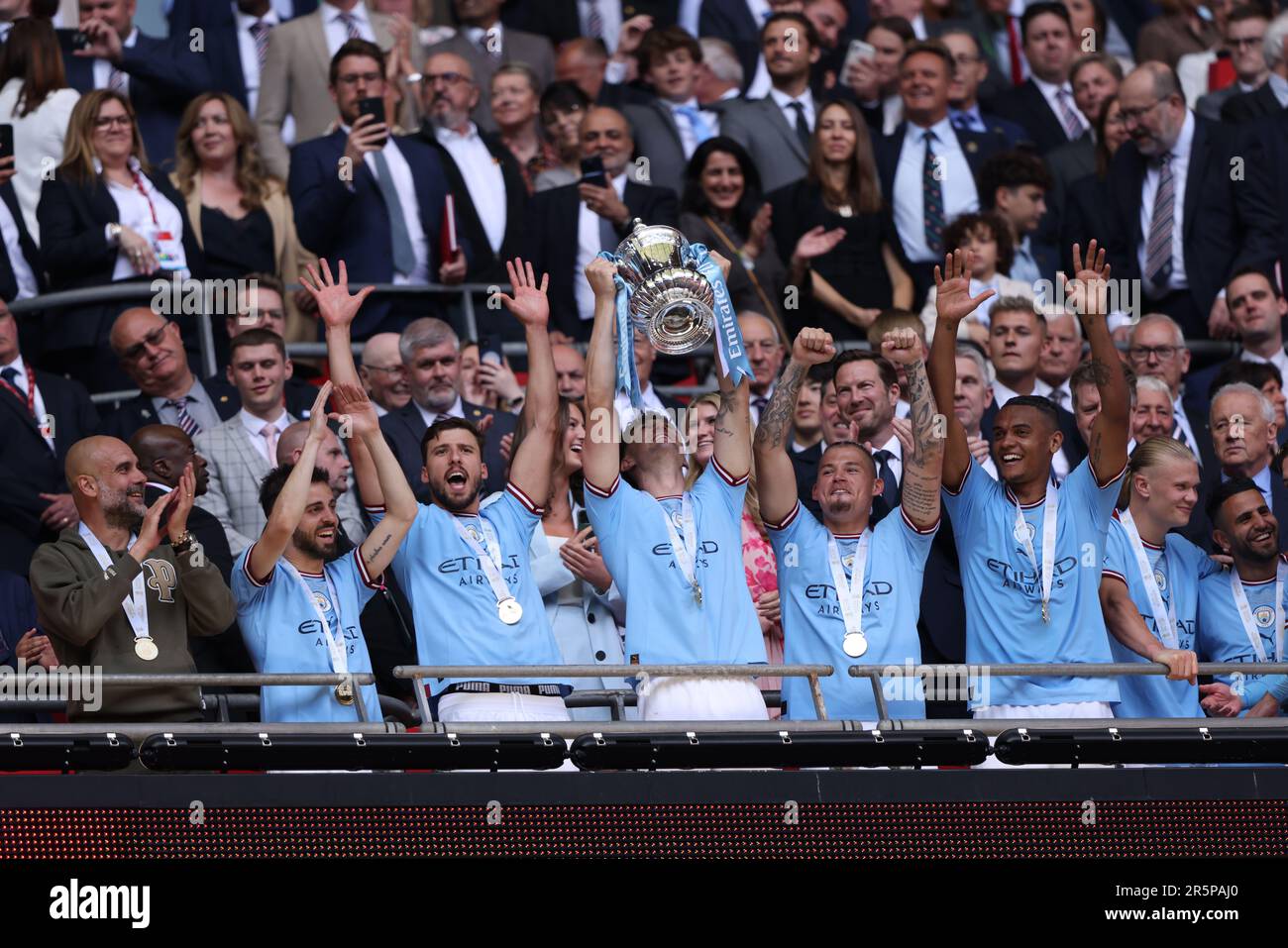 Londres, Royaume-Uni. 03rd juin 2023. John Stones (MC) célèbre avec la coupe de l'Emirates FA Cup final Manchester City / Manchester United au stade Wembley, Londres, Royaume-Uni, le 3rd juin 2023. Crédit : Paul Marriott/Alay Live News Banque D'Images