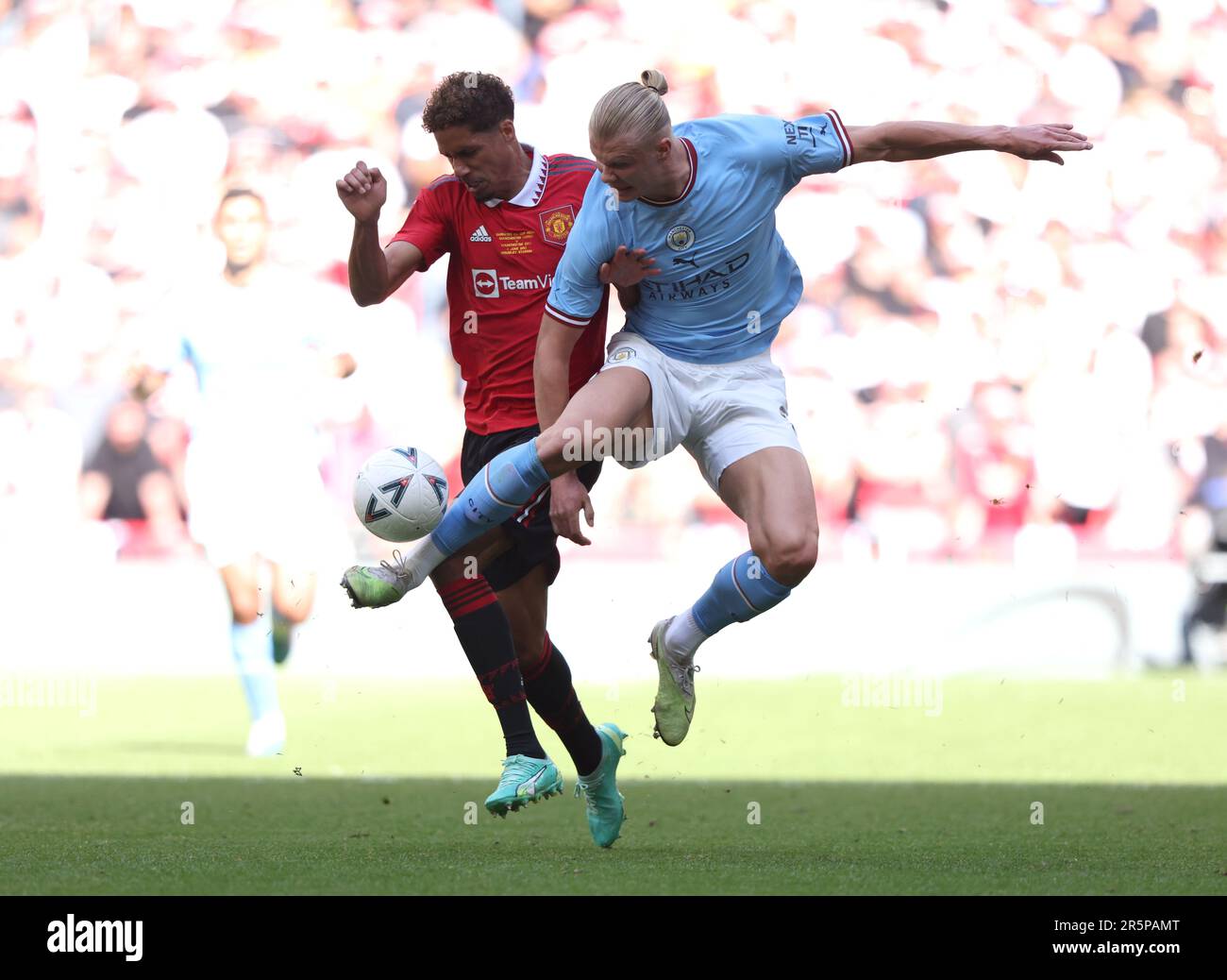 Londres, Royaume-Uni. 03rd juin 2023. Raphael Varane (MU) Erling Haaland (MC) à la finale de la coupe FA des Émirats Manchester City contre Manchester United au stade Wembley, Londres, Royaume-Uni, le 3rd juin 2023. Crédit : Paul Marriott/Alay Live News Banque D'Images