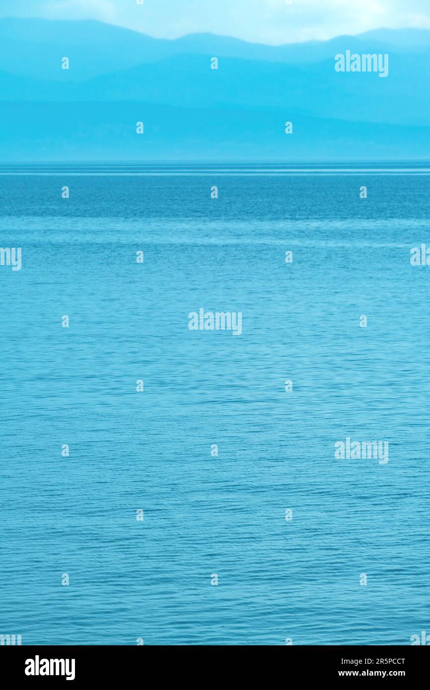 Pluie sur la surface de l'eau de mer, bruine de pluie formant un modèle naturel pour les conditions météorologiques et climatiques, foyer sélectif Banque D'Images