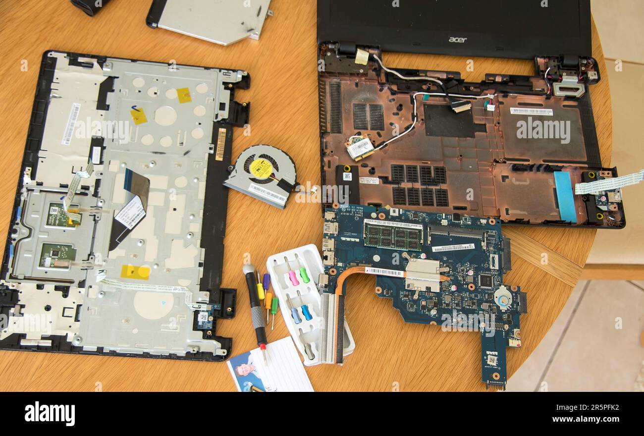 Ordinateur portable Acer cassé et ancien retiré pour essayer de trouver le problème. Démantelé sur le plan d'examen dans le Queensland Australie, 2020. Banque D'Images