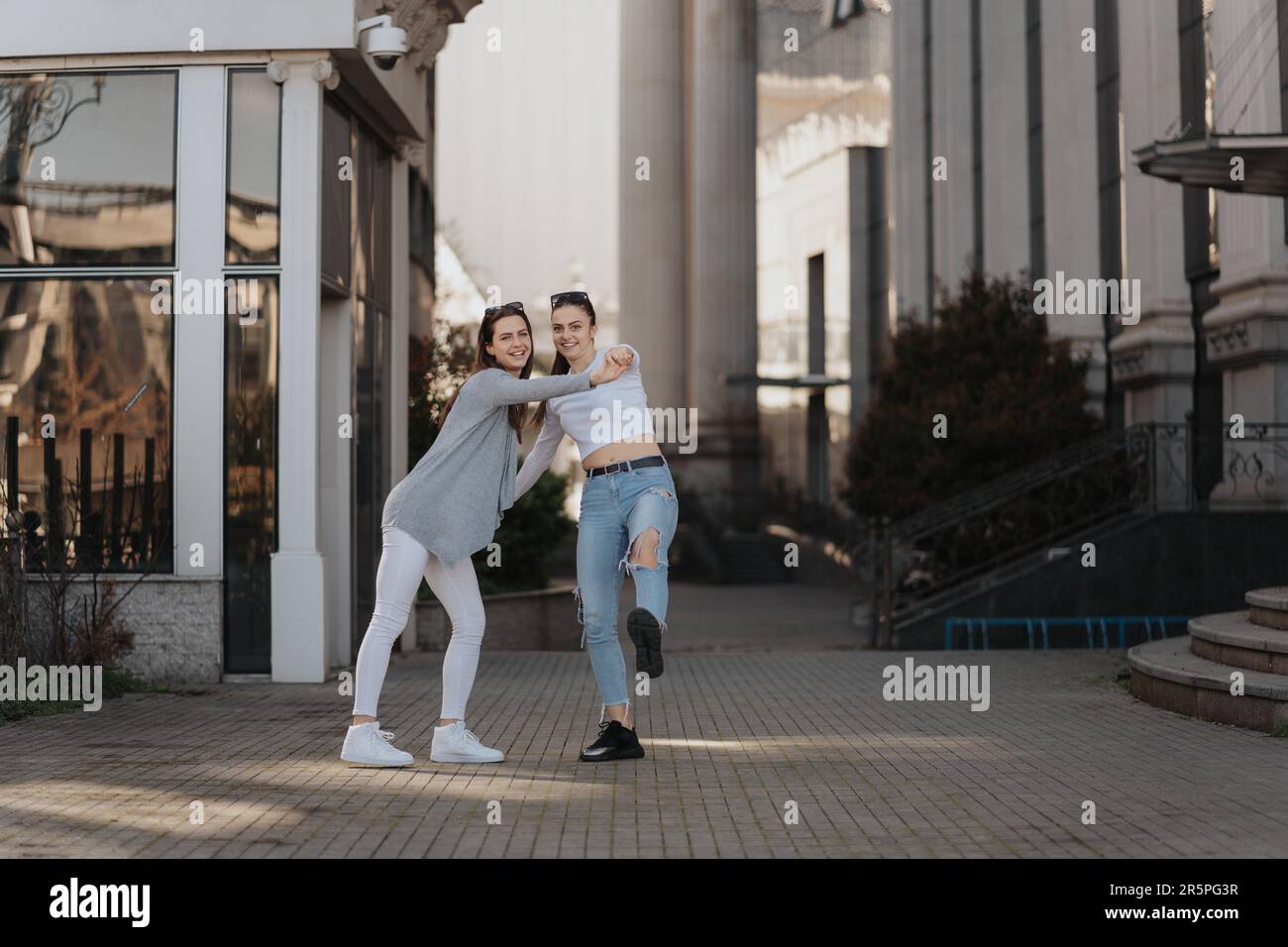 Quelques personnes qui se trouvent dans la rue Banque D'Images