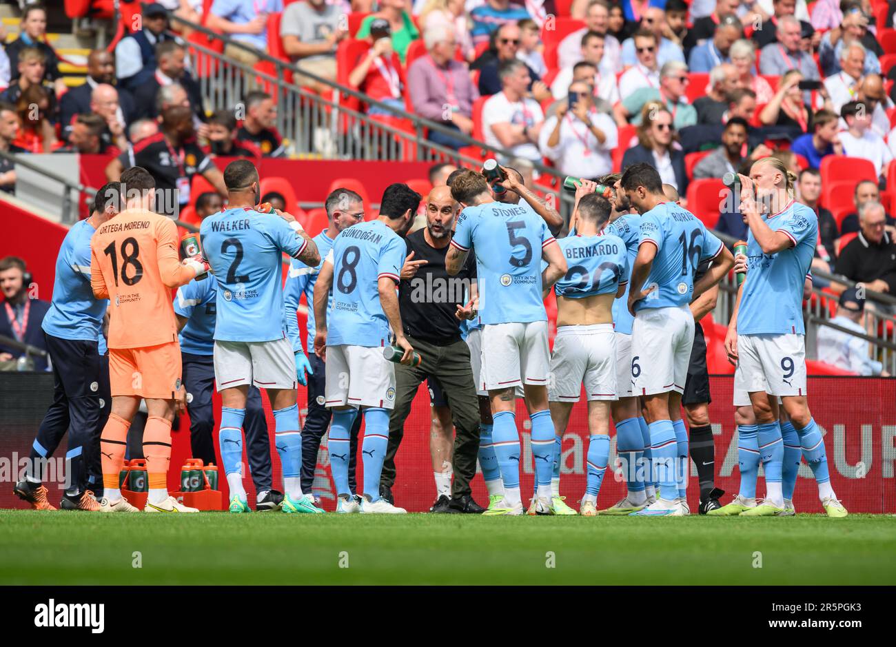 03 juin 2023 - Manchester City v Manchester United - Emirates FA Cup final - Wembley Stadium la PEP Guardiola de Manchester City saisit l'occasion pour donner des instructions à son équipe lors d'une pause dans le jeu lors de la finale de la coupe FA 2023. Image : Mark pain / Alamy Live News Banque D'Images