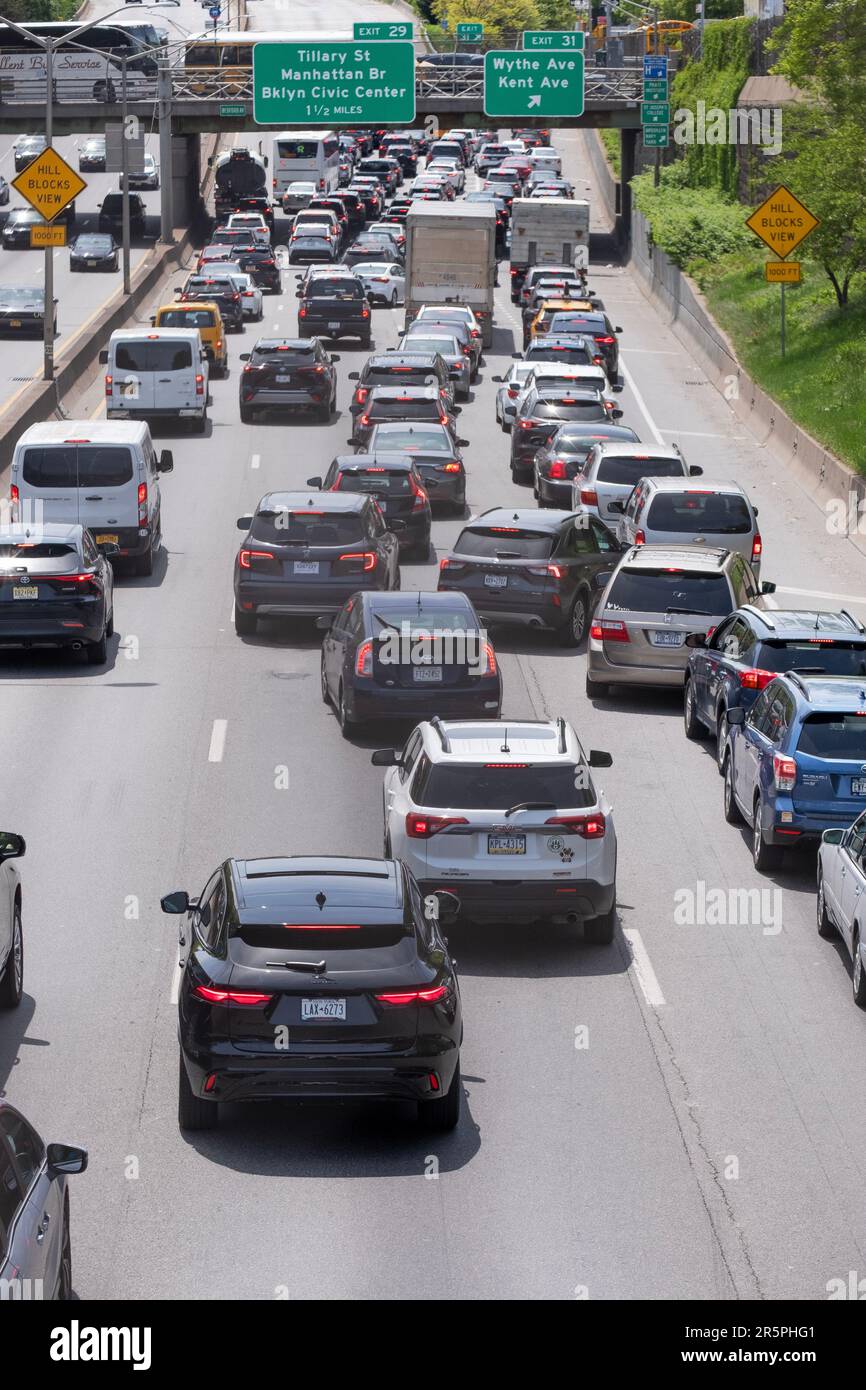 Un bourrage de circulation entre pare-chocs et pare-chocs sur la Brooklyn Queens Expressway en direction de l'ouest le dimanche matin. À Williamsburg, Brooklyn, New York. Banque D'Images