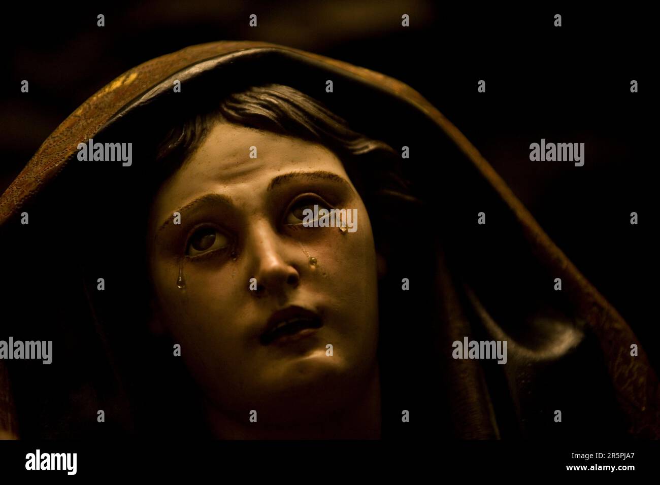Vierge Qui Pleure Du Sang www.alamyimages.fr