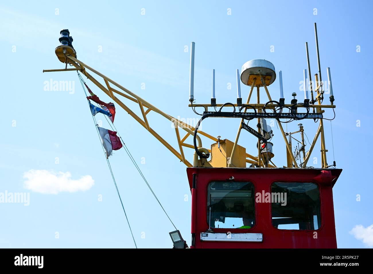 La timonerie du ferry Portavadie-Tarbert avec radar maritime et équipement de communication, Argyll et Bute, Écosse. Banque D'Images