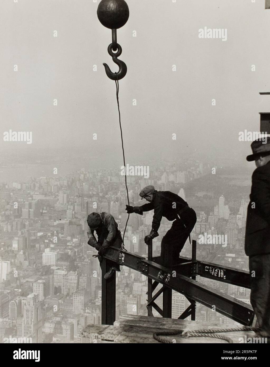 En haut de l'Empire State Building, New York Date : 1930 artiste : Lewis Wickes Hine American, 1874–1940 Banque D'Images