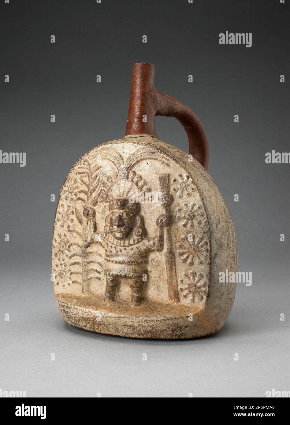 Poignée de bec avec relief représentant une figure debout, tenant des outils agricoles Date: 100 C.-B./A.D. 500 artiste: Moche North Coast, Pérou Banque D'Images