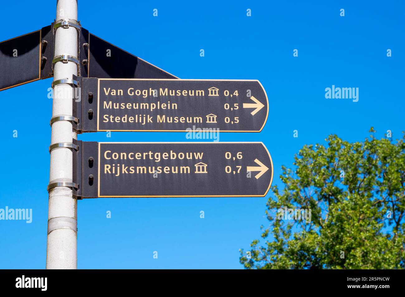 Panneaux indiquant Van Gogh, Rijks et Stedelijk Museum à Amsterdam, aux pays-Bas. Le Concertgebouw est une salle de concert. Banque D'Images