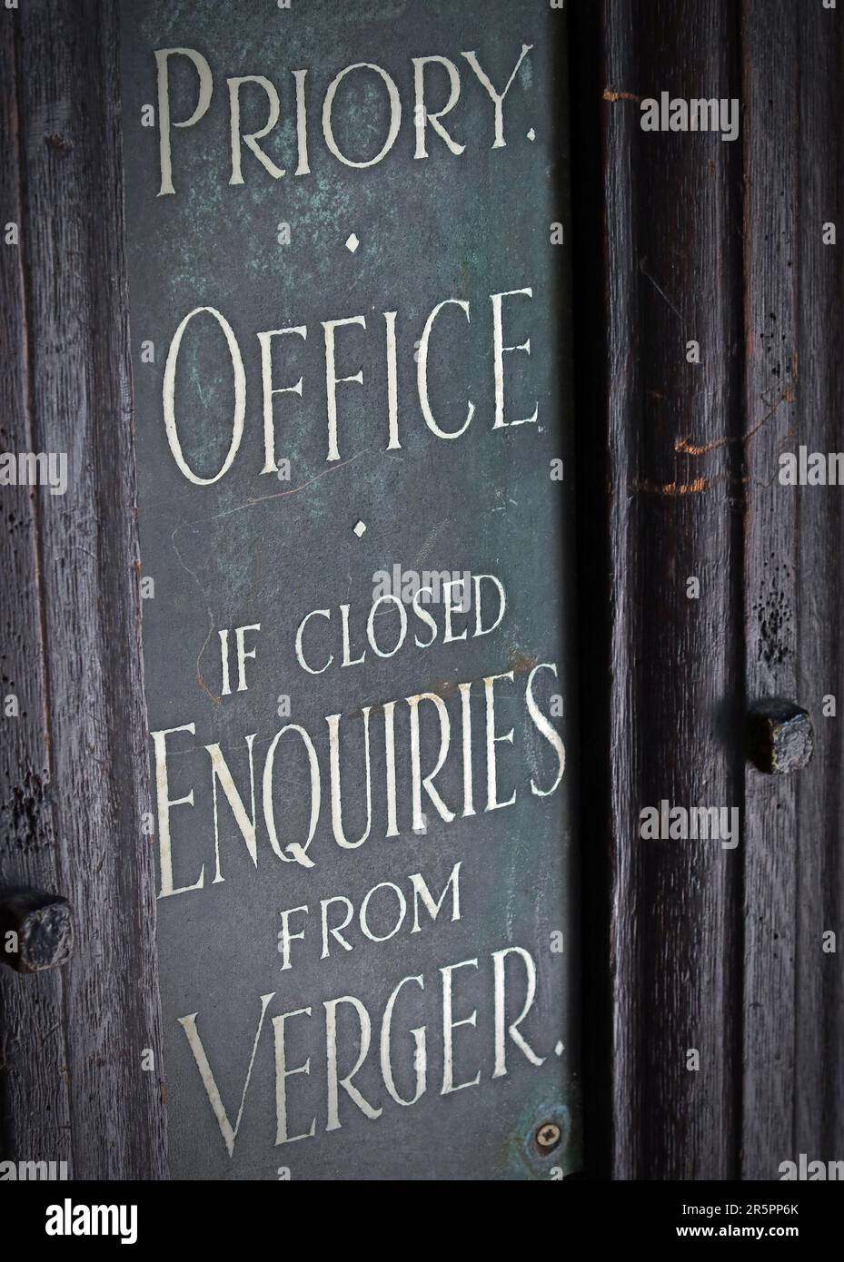 Signez sur une porte en bois au Prieuré de Lancaster lisant « Prieuré Office – si les demandes sont fermées de verger », illustrant l’administration paroissiale traditionnelle Banque D'Images