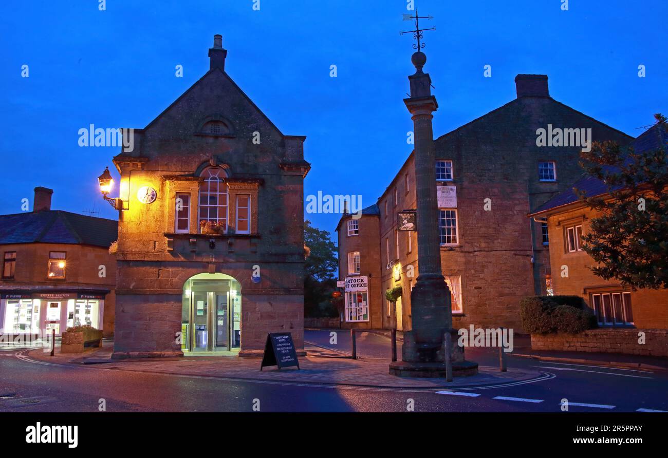 Le crépuscule s'installe sur le village de Martock dans le Somerset, avec une lumière douce du soir créant une atmosphère calme et paisible dans la campagne rurale anglaise Banque D'Images