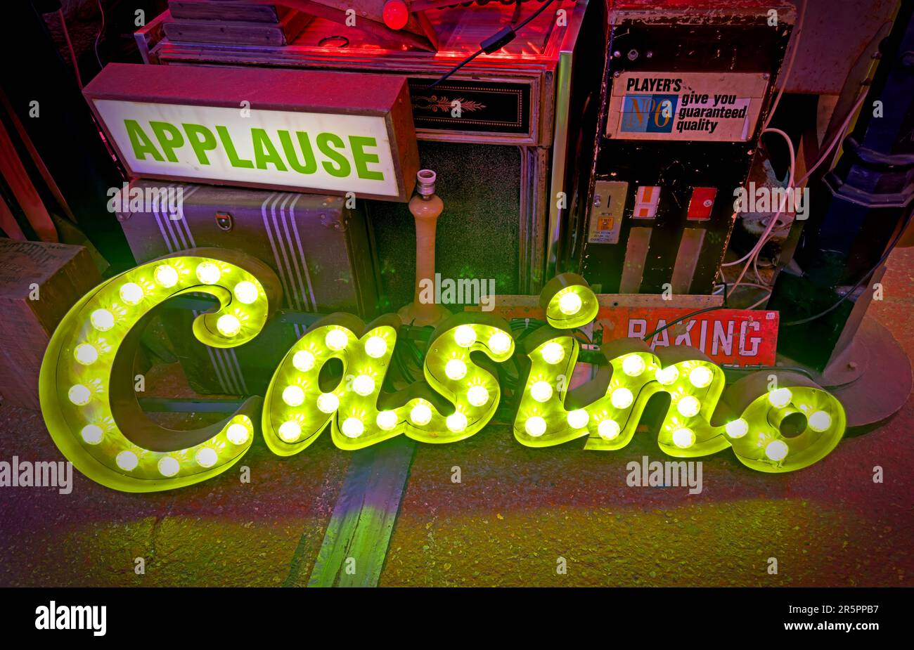 Panneau électrique jaune de casino de style Wigan, avec ampoules allumées et autres équipements électriques Banque D'Images