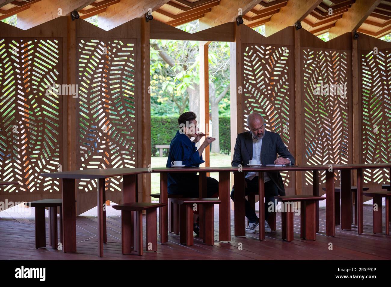 Le pavillon en serpentin 2023 a été conçu comme un lieu de rassemblement pour discuter, manger et boire. Par l'architecte français/libanais Lina Ghotmeh c'est un reflet de la première utilisation de Serpentine comme café. Banque D'Images