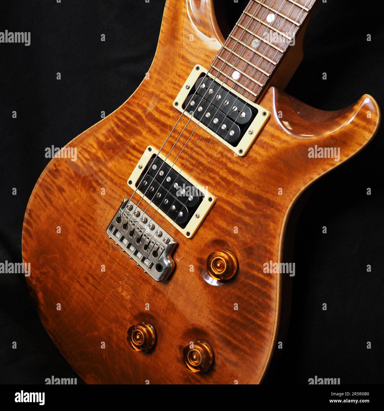 Paul Reed Smith guitare personnalisée 24 avec haut en érable flamme Banque D'Images