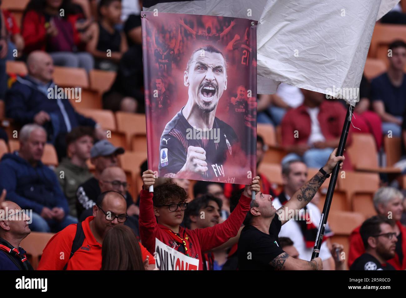 Milan, Italie. 04th juin 2023. Les supporters de Zlatan Ibrahimovic sont vus pendant la série Un match entre l'AC Milan et Hellas Vérone au Stadio Giuseppe Meazza sur 4 juin 2023 à Milan, Italie . Credit: Marco Canoniero / Alamy Live News Banque D'Images