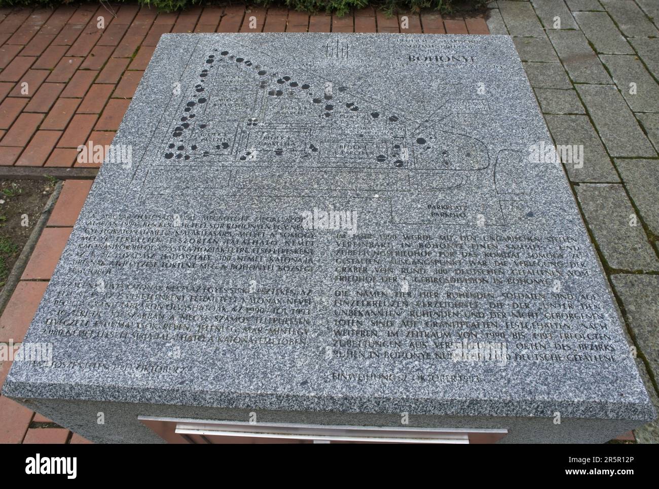 Bohonye, Hongrie - 2 juin 2023 : cimetière allemand de la Seconde Guerre mondiale à Bohonye. Il y a 2080 tombes ici. Printemps jour nuageux. Mise au point sélective Banque D'Images