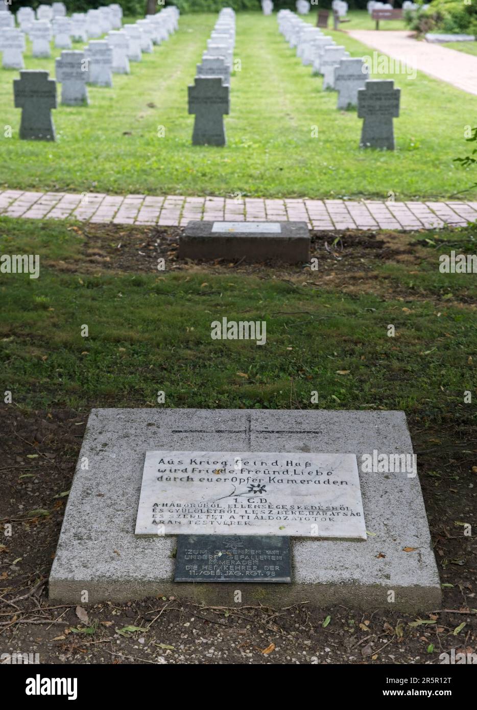 Bohonye, Hongrie - 2 juin 2023 : cimetière allemand de la Seconde Guerre mondiale à Bohonye. Il y a 2080 tombes ici. Printemps jour nuageux. Mise au point sélective Banque D'Images