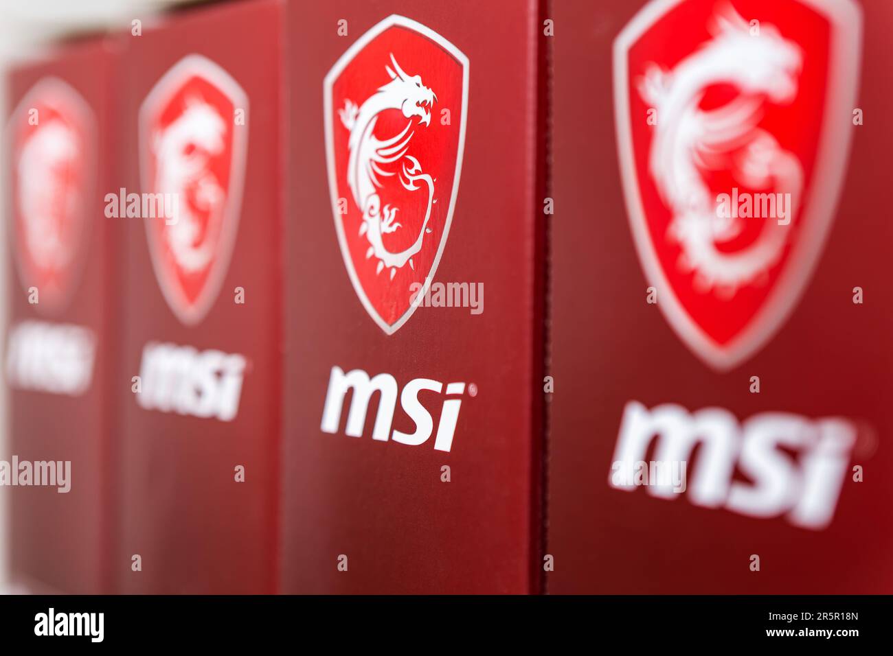 Kiev, Ukraine - 27 janvier 2022: Cartes mères et cartes graphiques alignées avec le logo dragon MSI. MSI est une société multinationale taïwanaise d'information Banque D'Images