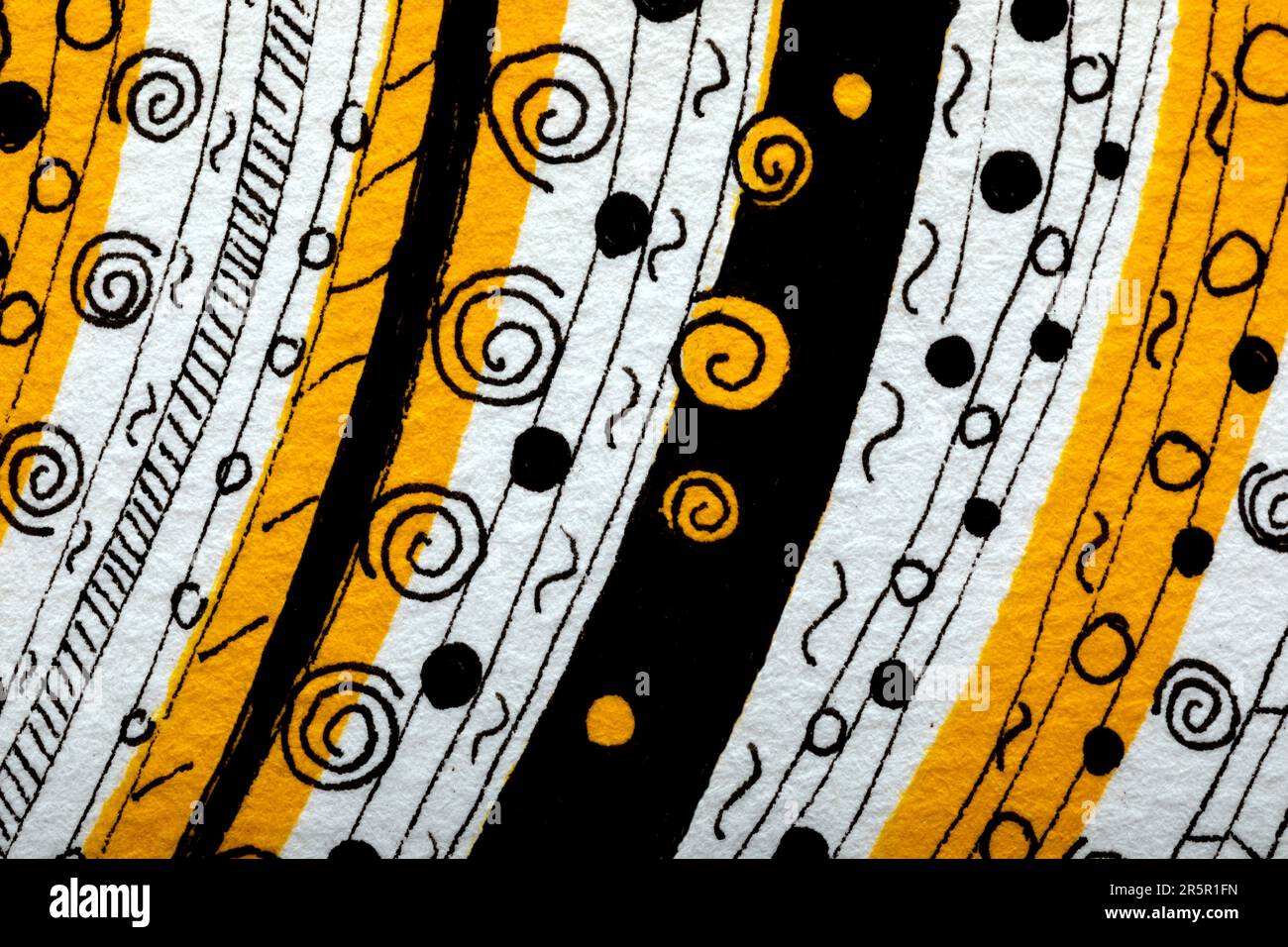 Motif sans couture avec spirales sur fond jaune. Spirales noires et lignes verticales sur le jaune. et des lignes verticales sur le jaune. Banque D'Images