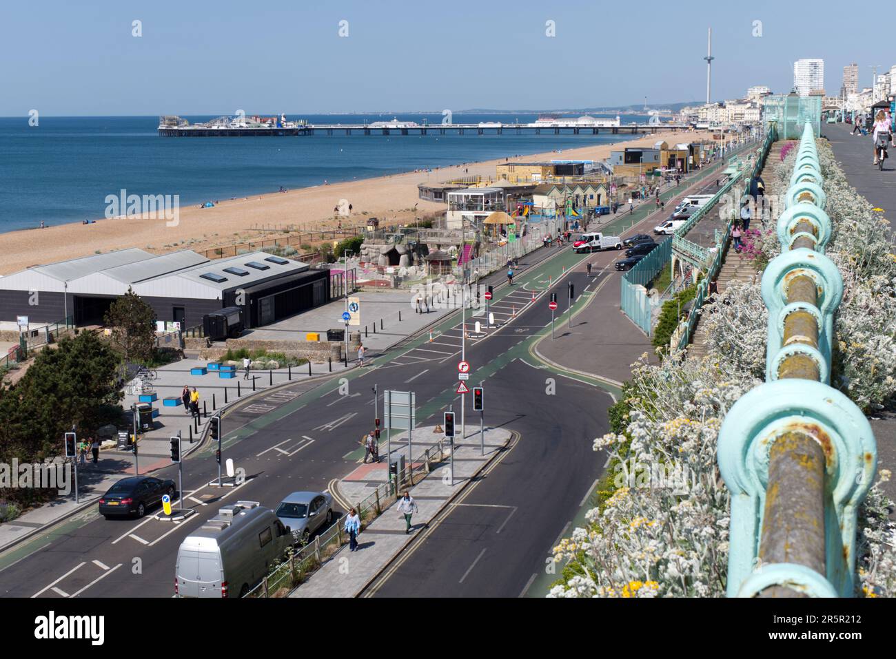 Vue sur Madeira Drive sur le front de mer de Brighton en direction de Palace Pier. Banque D'Images