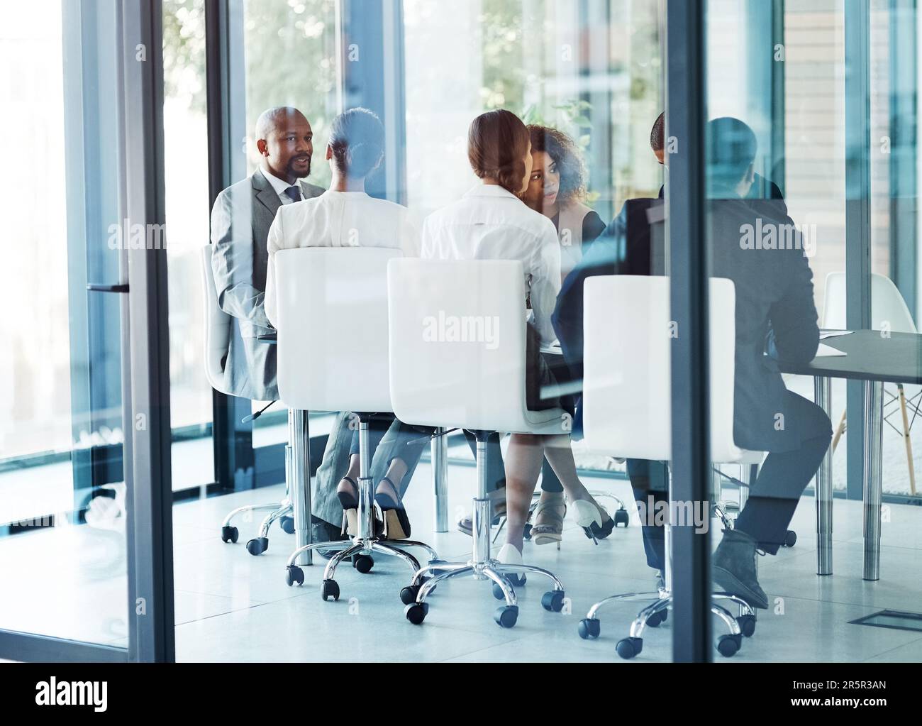 Faire des progrès avec leur réunion. une équipe de professionnels ayant une réunion dans la salle de réunion au travail. Banque D'Images