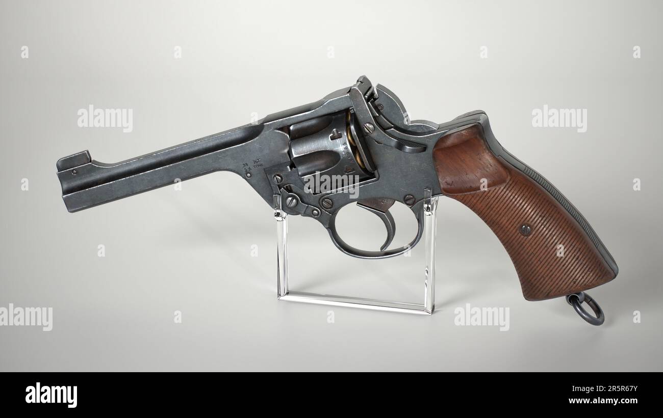 Un revolver vintage sur métal se dresse sur fond blanc. Banque D'Images