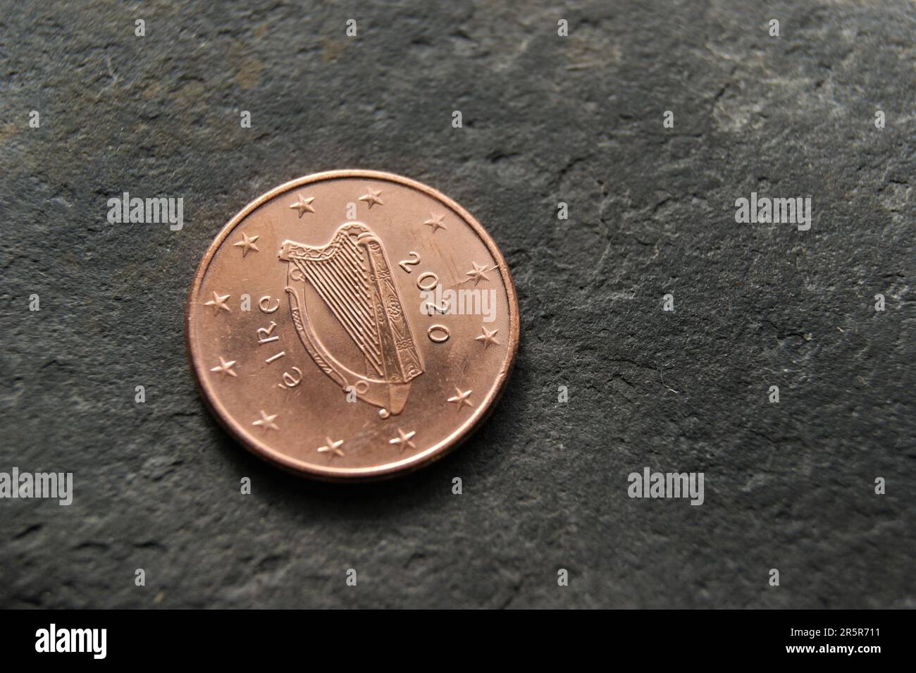 Harpe sur une pièce européenne. Pièce de monnaie irlandaise en centime d'euro. Banque D'Images