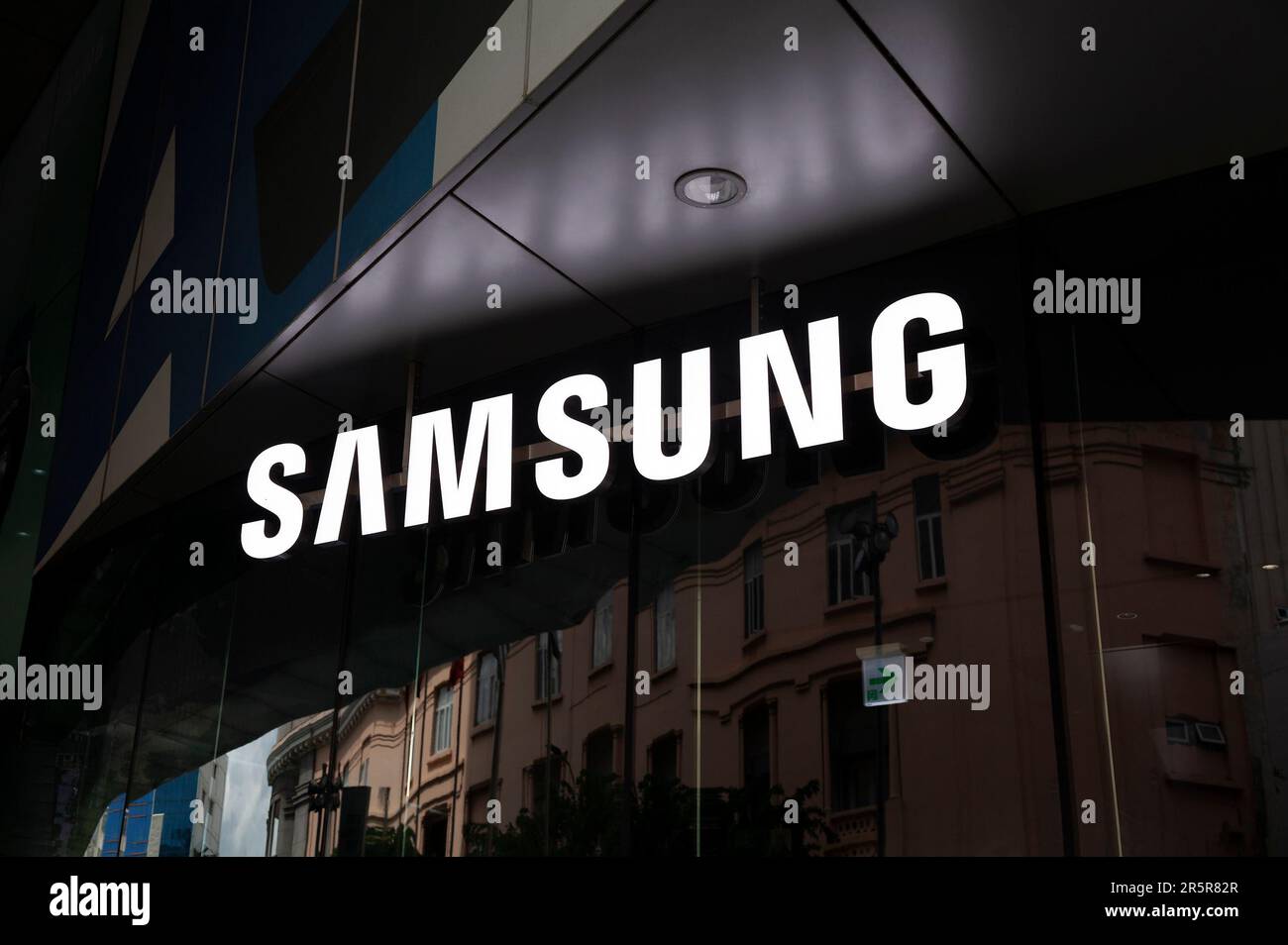 Ho Chi Minh ville, Vietnam - 4 juin 2023 : logo blanc brillant de la société sur un signe commercial de Samsung Electronics store. Société multinationale coréenne Banque D'Images