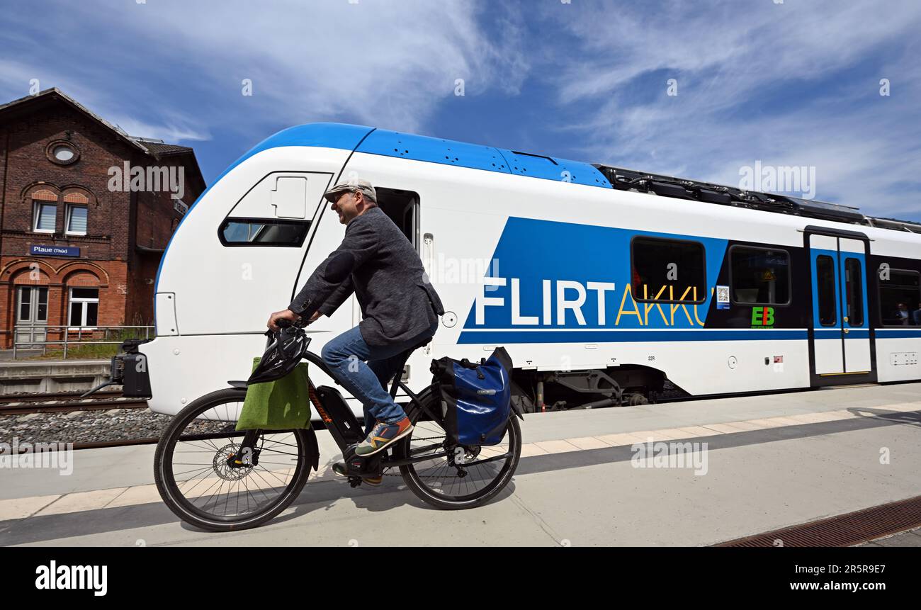 Erfurt, Allemagne. 05th juin 2023. Bernhard Stengele (Bündnis90/Die Grünen), ministre de l'Environnement de la Thuringe, passe sur un e-bike lors de la visite de présentation d'un train de batterie d'échantillon. Le train Flirt Akku 3 alimenté par batterie de Stadler part d'Erfurt à Ilmenau au cours d'un voyage de présentation pour présenter les nouvelles technologies de conduite innovantes. Credit: Martin Schutt/dpa/Alay Live News Banque D'Images
