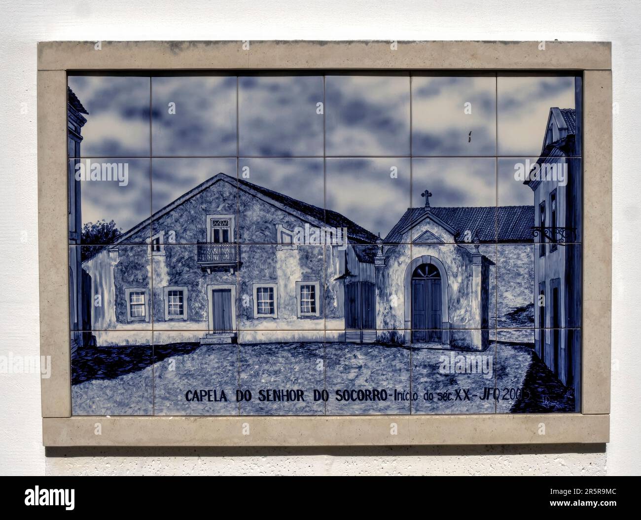 Quiaios, Portugal - 14 août 2022 : gros plan de la conception de carreaux de céramique représentant la chapelle de notre Seigneur de Socorro Banque D'Images
