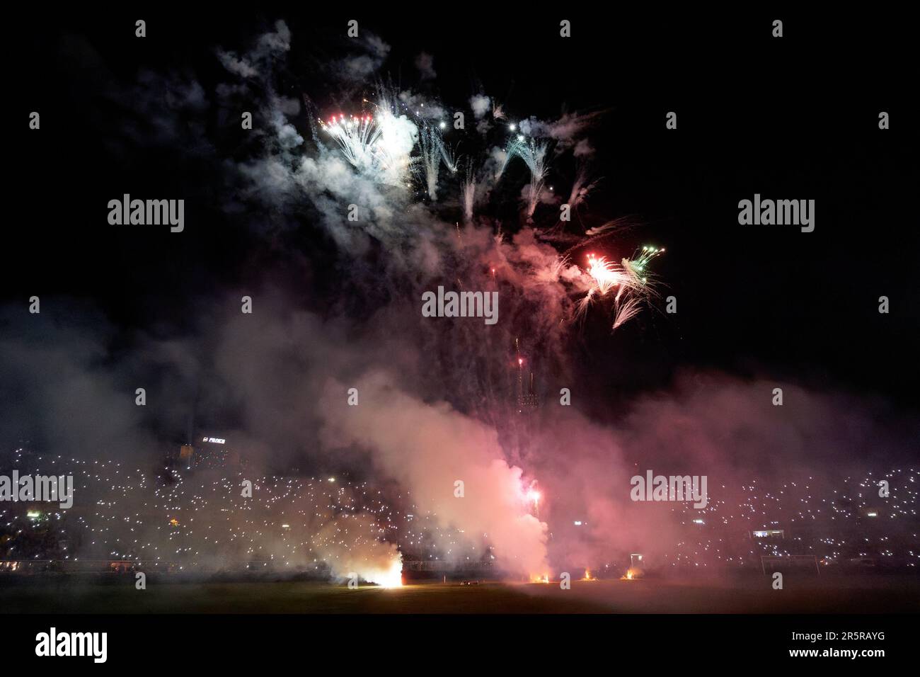 US Lecce célèbre son séjour à Serie A avec des feux d'artifice pendant