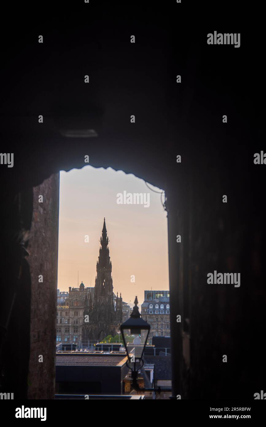 En regardant à travers Advocates Close, juste à côté du Royal Mile à Édimbourg, vers le Scott Monument. Banque D'Images