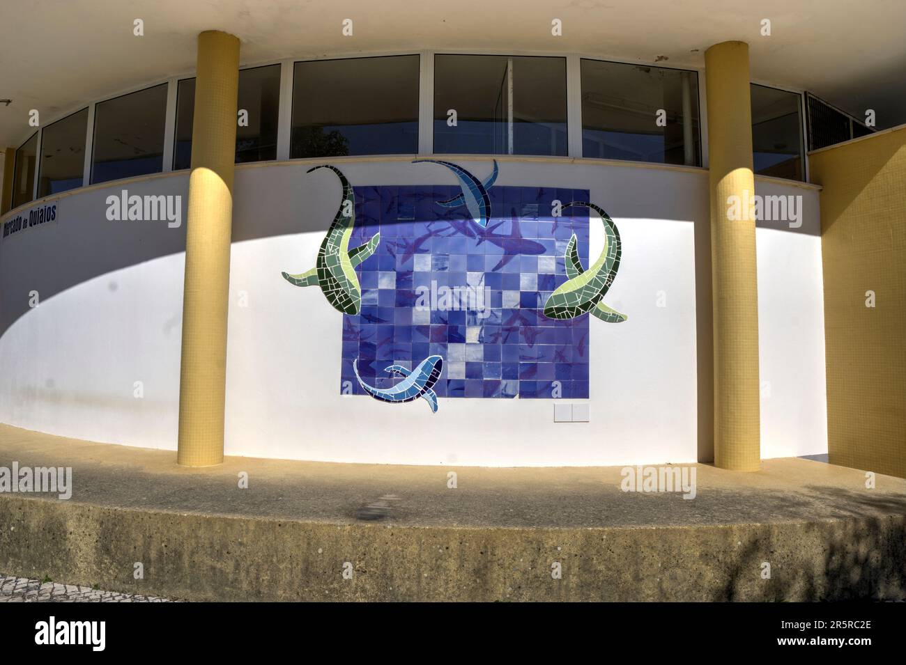 Quiaios, Portugal - 14 août 2022 : vue sur la mosaïque de poissons en céramique sur le mur extérieur du bâtiment du marché Banque D'Images