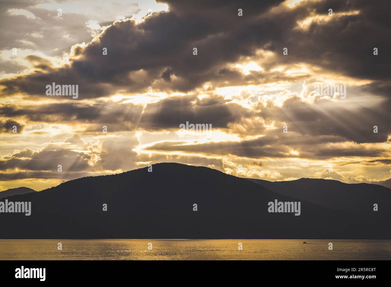 Des rayons de soleil se paissent à travers des nuages partés vus de la baie Lions en Colombie-Britannique et surplombant la mer calme Banque D'Images