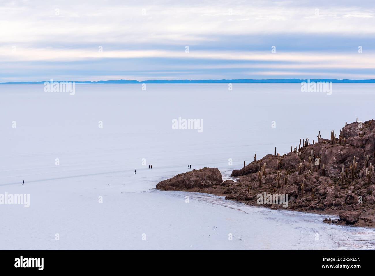 Les gens qui se promeaient autour de l'île d'Incahuasi dans les appartements salins d'Uyuni Banque D'Images