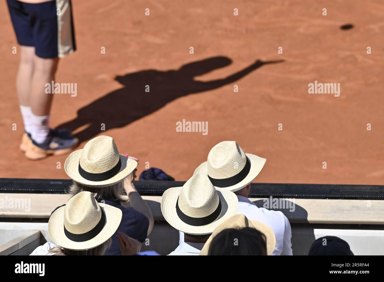 4th juin 2023: Roland Garros, Paris, France; les championnats de tennis de  l'Open de France; ambiance sur le terrain de Roland Garros avec des chapeaux  de paille sur les fans Photo Stock -