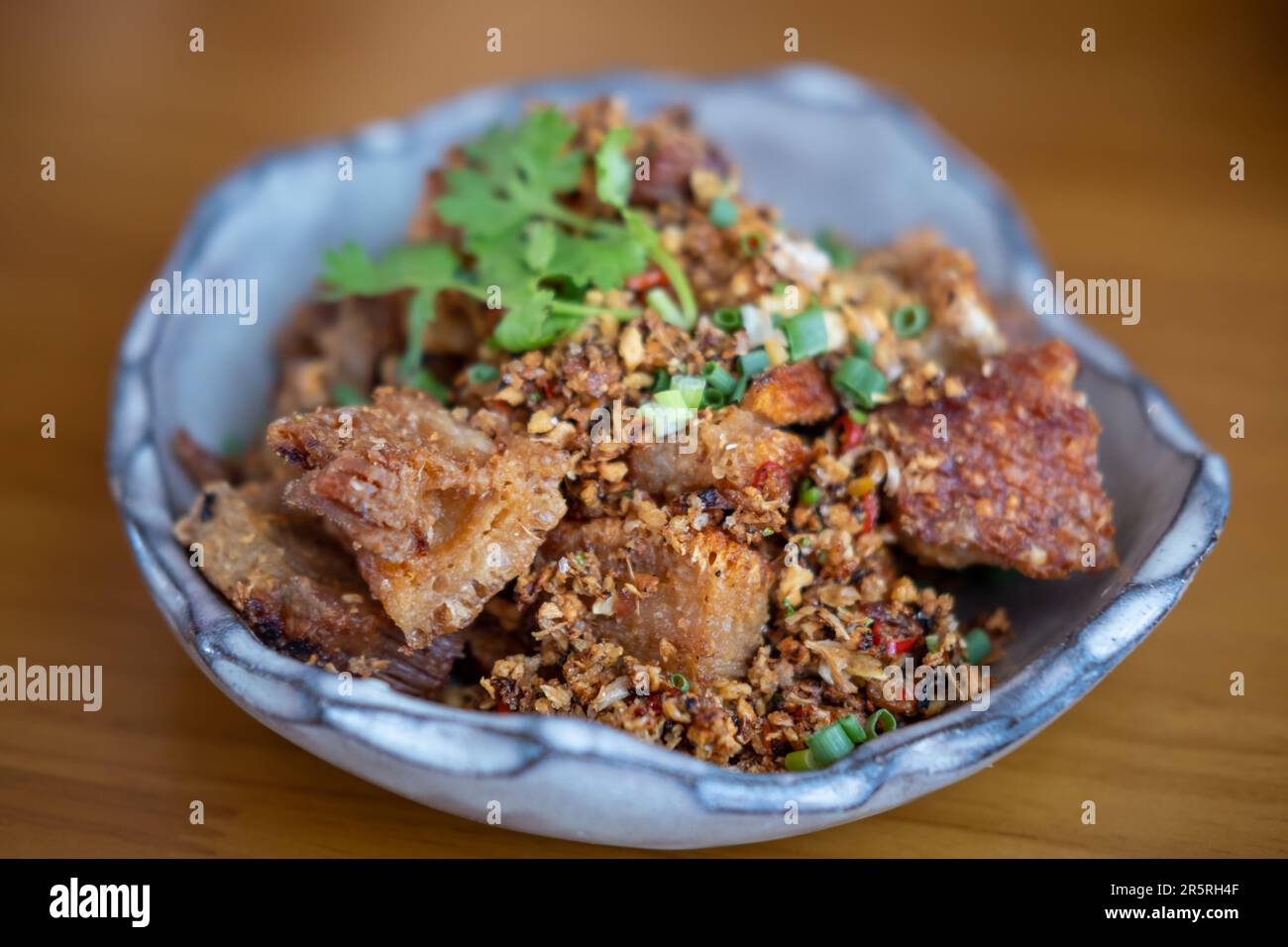 Remuez le ventre de porc croustillant avec du sel et du Chili Banque D'Images