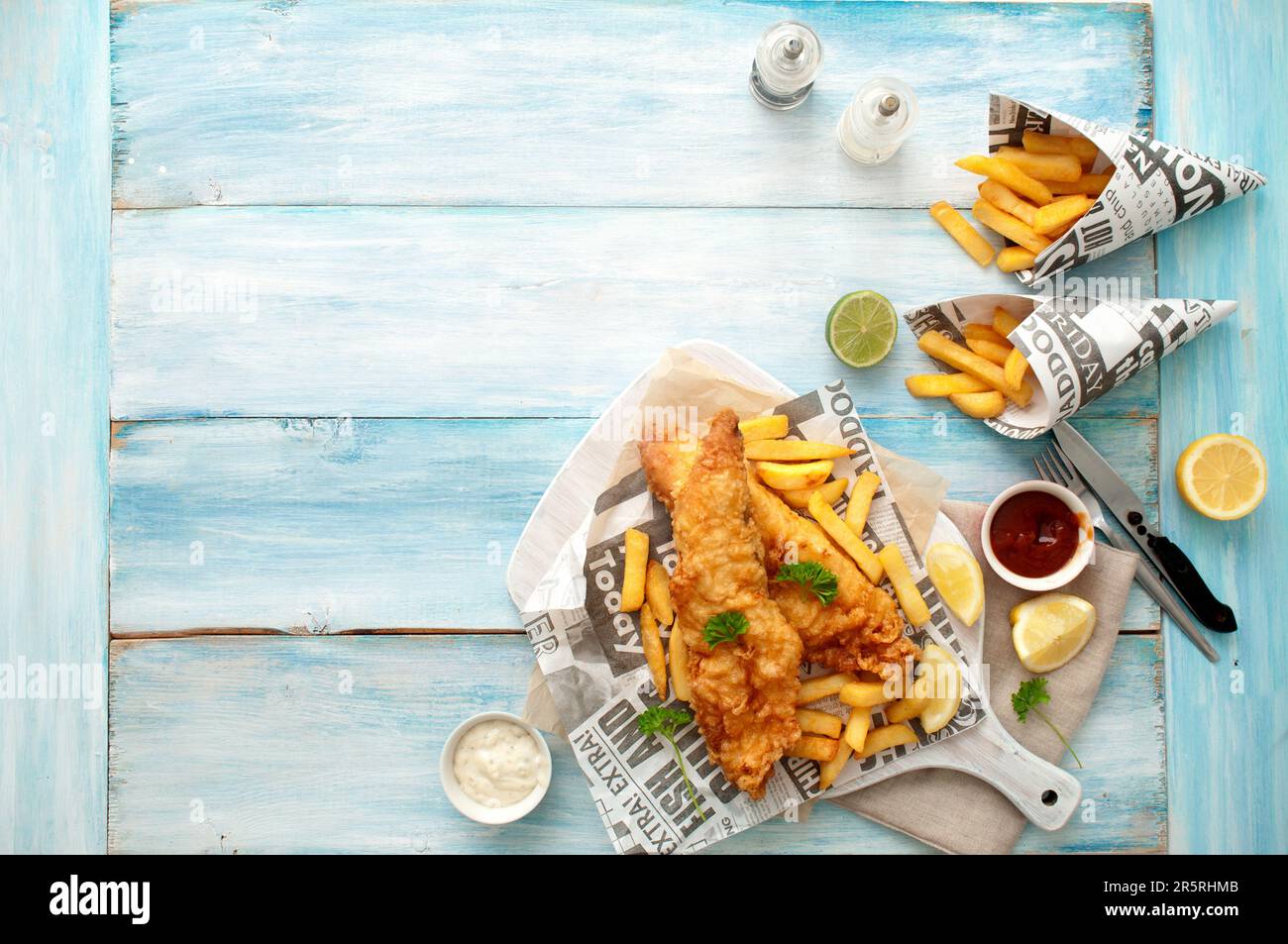 Plats traditionnels à emporter avec du poisson et des frites dans un journal Banque D'Images