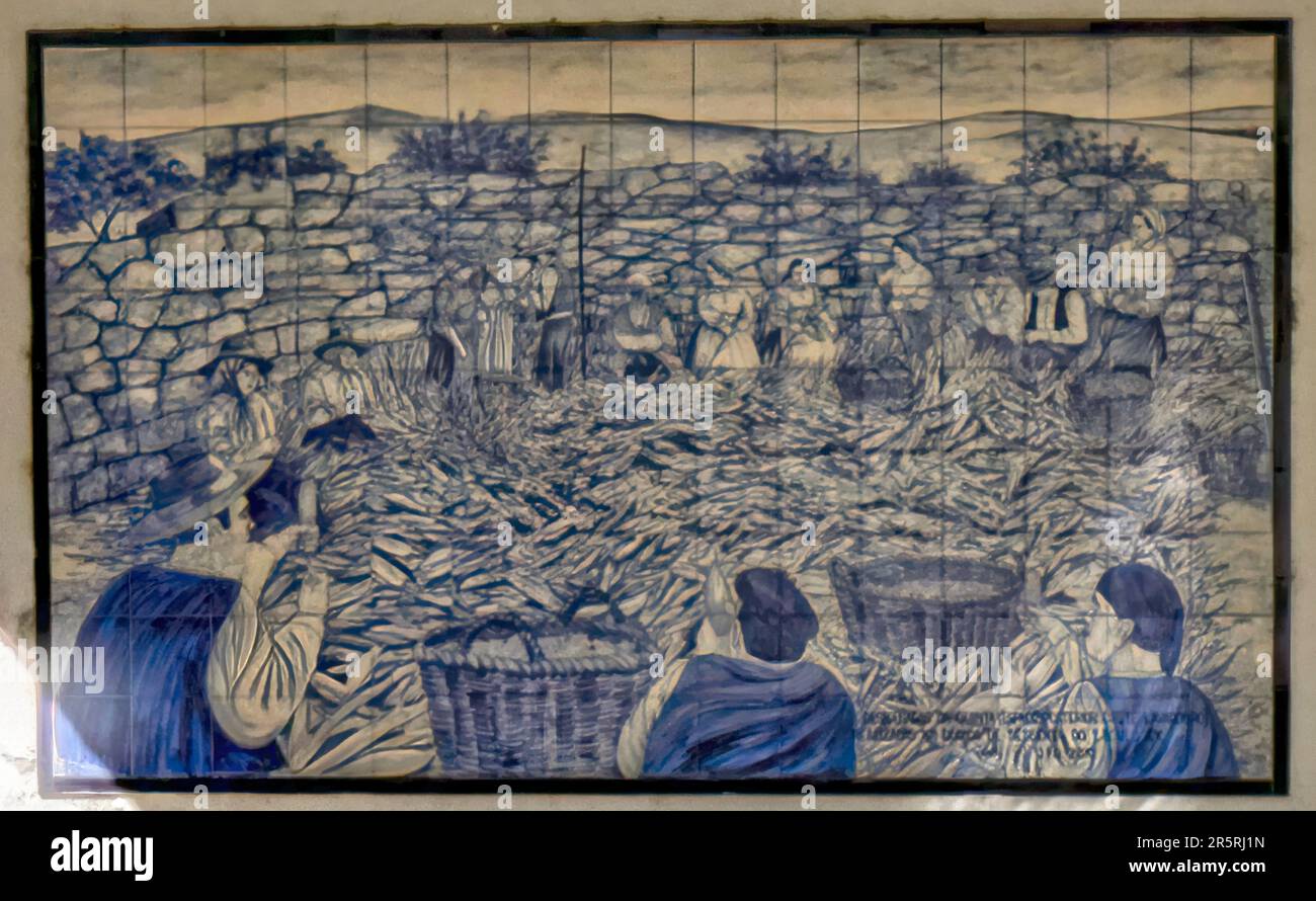 Quiaios, Portugal - 14 août 2022 : gros plan de la décoration en céramique représentant une scène culturelle historique dans une buanderie commune pour le lavage Banque D'Images