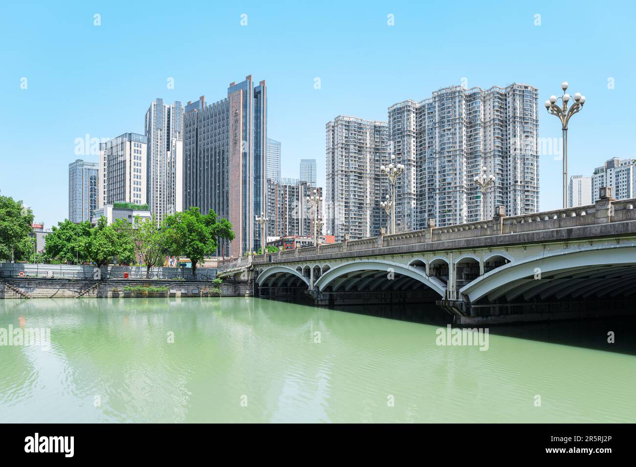 Bâtiments en hauteur près du pont de la ville en début de matinée de Chengdu Banque D'Images