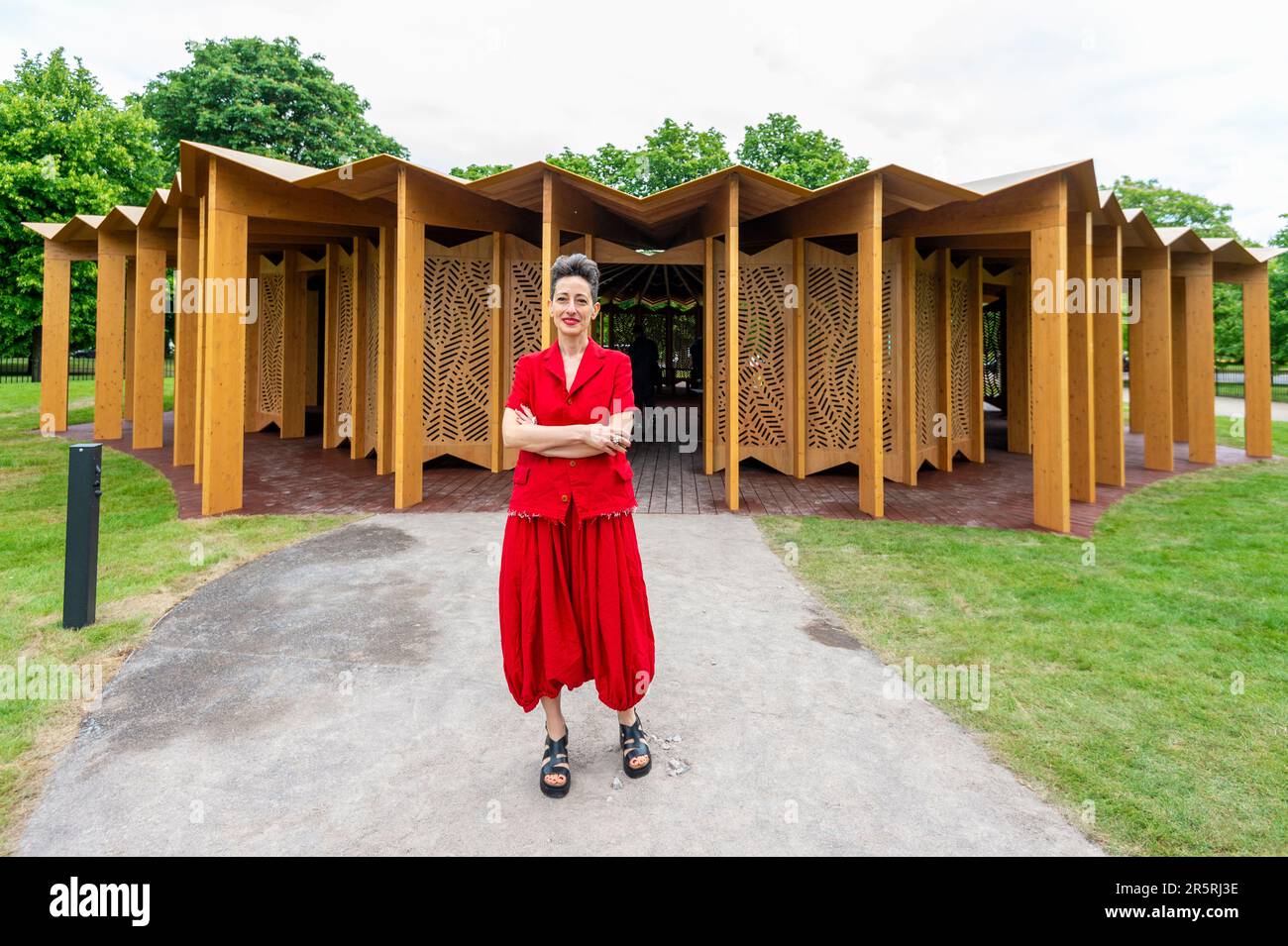 Londres, Royaume-Uni. 5 juin 2023. Lina Ghotmeh, architecte franco-libanais basé à Paris, à l'ouverture du Pavillon Serpentine 22nd, "À table", son design inspiré de son patrimoine méditerranéen et un appel français à s'asseoir à une table pour s'engager et participer au dialogue tout en partageant un repas. Credit: Stephen Chung / Alamy Live News Banque D'Images