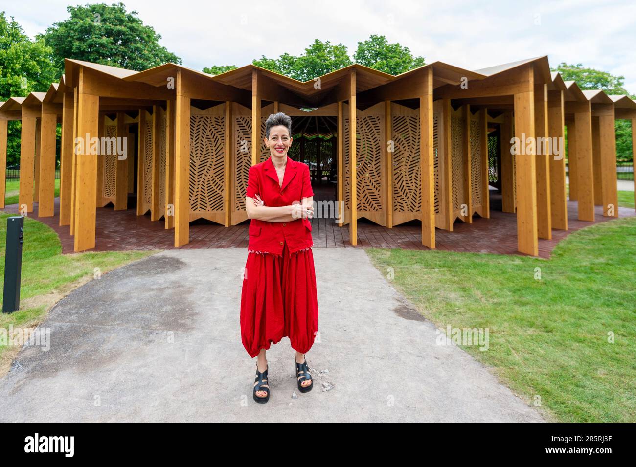 Londres, Royaume-Uni. 5 juin 2023. Lina Ghotmeh, architecte franco-libanais basé à Paris, à l'ouverture du Pavillon Serpentine 22nd, "À table", son design inspiré de son patrimoine méditerranéen et un appel français à s'asseoir à une table pour s'engager et participer au dialogue tout en partageant un repas. Credit: Stephen Chung / Alamy Live News Banque D'Images