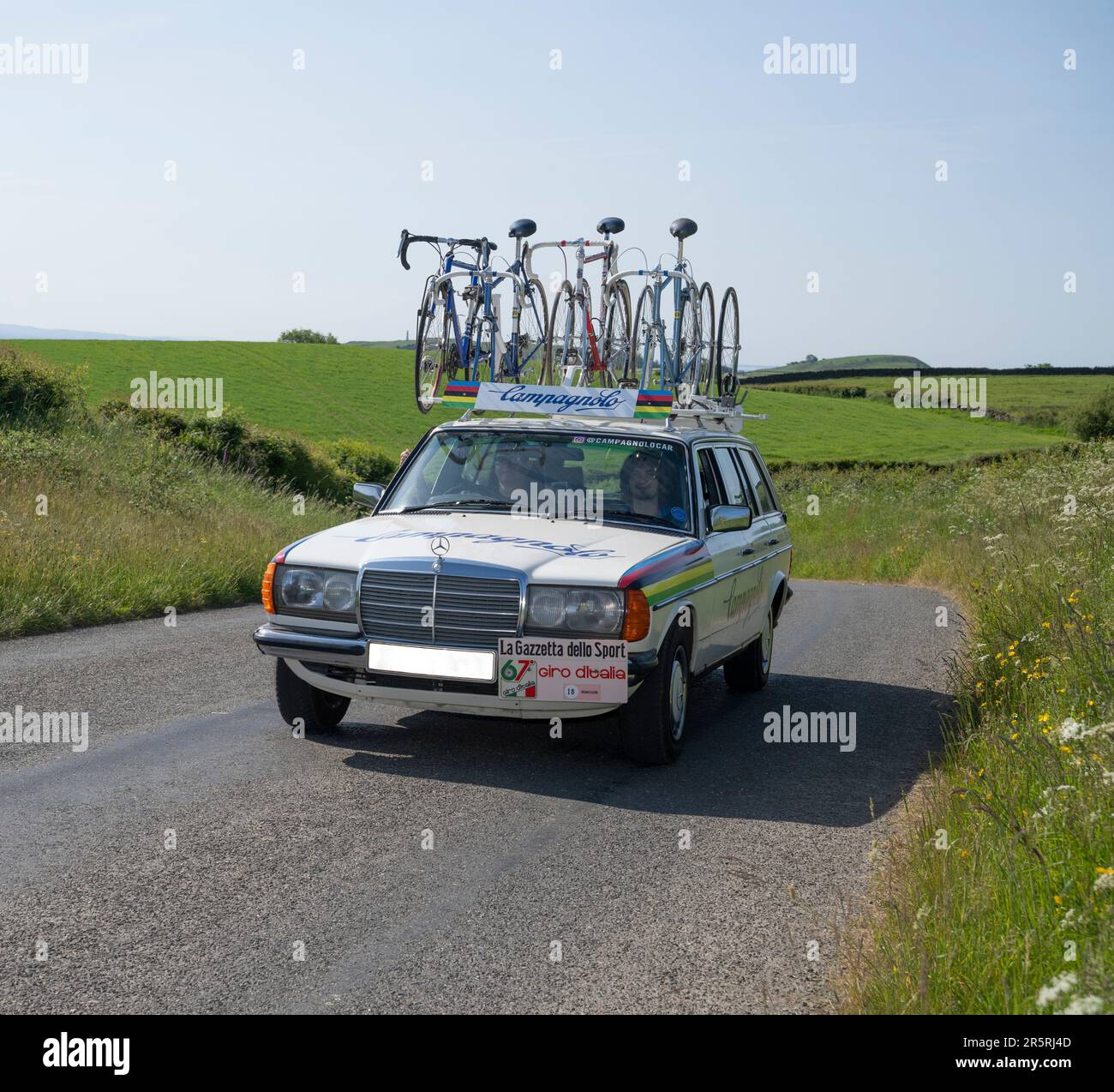 Voiture d'équipe Campagnolo servant de véhicule de soutien à l'événement Véloretro de vélo d'époque basé à Ulverston, Cumbria, Royaume-Uni. Banque D'Images