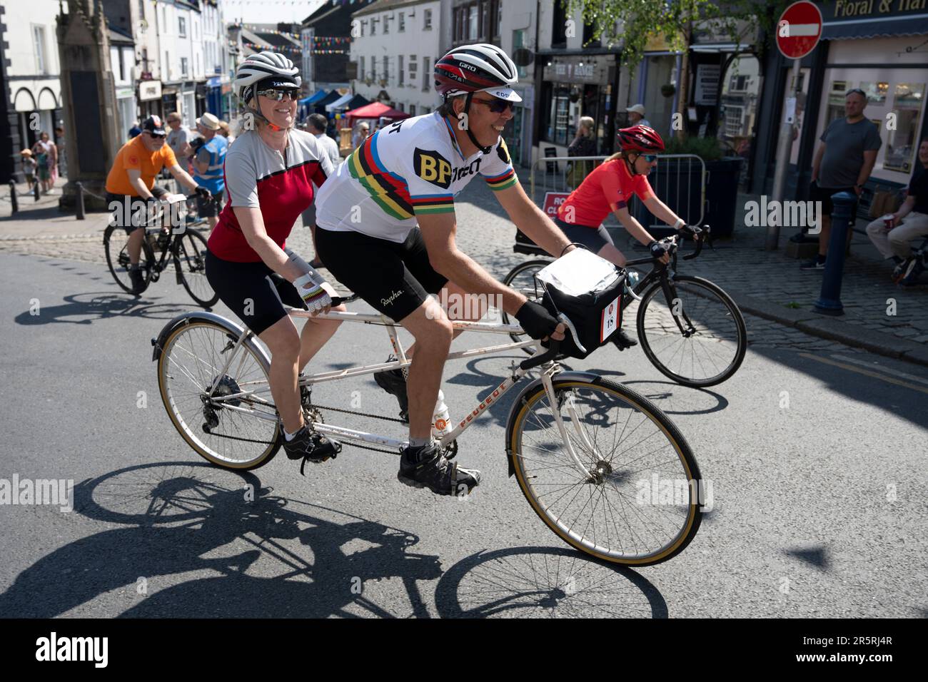 Couple de tandem participant à l'événement Véloretro de cyclisme d'époque basé à Ulverston, Cumbria, Royaume-Uni. Banque D'Images