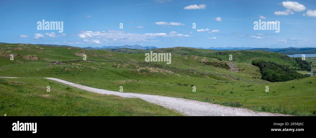 La piste de gravier qui mène au Hoad Monument, Ulverston, Cumbria, Royaume-Uni. Banque D'Images