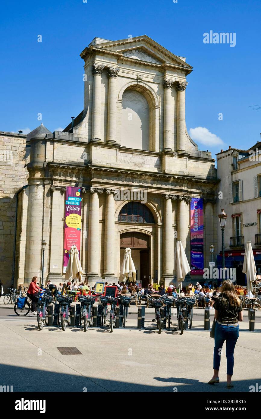 France, Côte d'Or, Dijon, région classée au patrimoine mondial de l'UNESCO, place du Théâtre, Bibliothèque Colette (la NEF) Banque D'Images