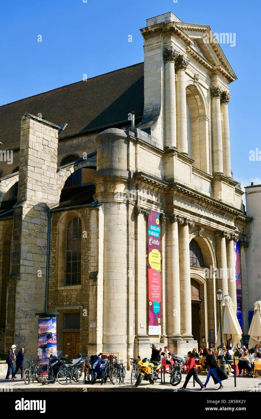 France, Côte d'Or, Dijon, région classée au patrimoine mondial de l'UNESCO, place du Théâtre, Bibliothèque Colette (la NEF) Banque D'Images