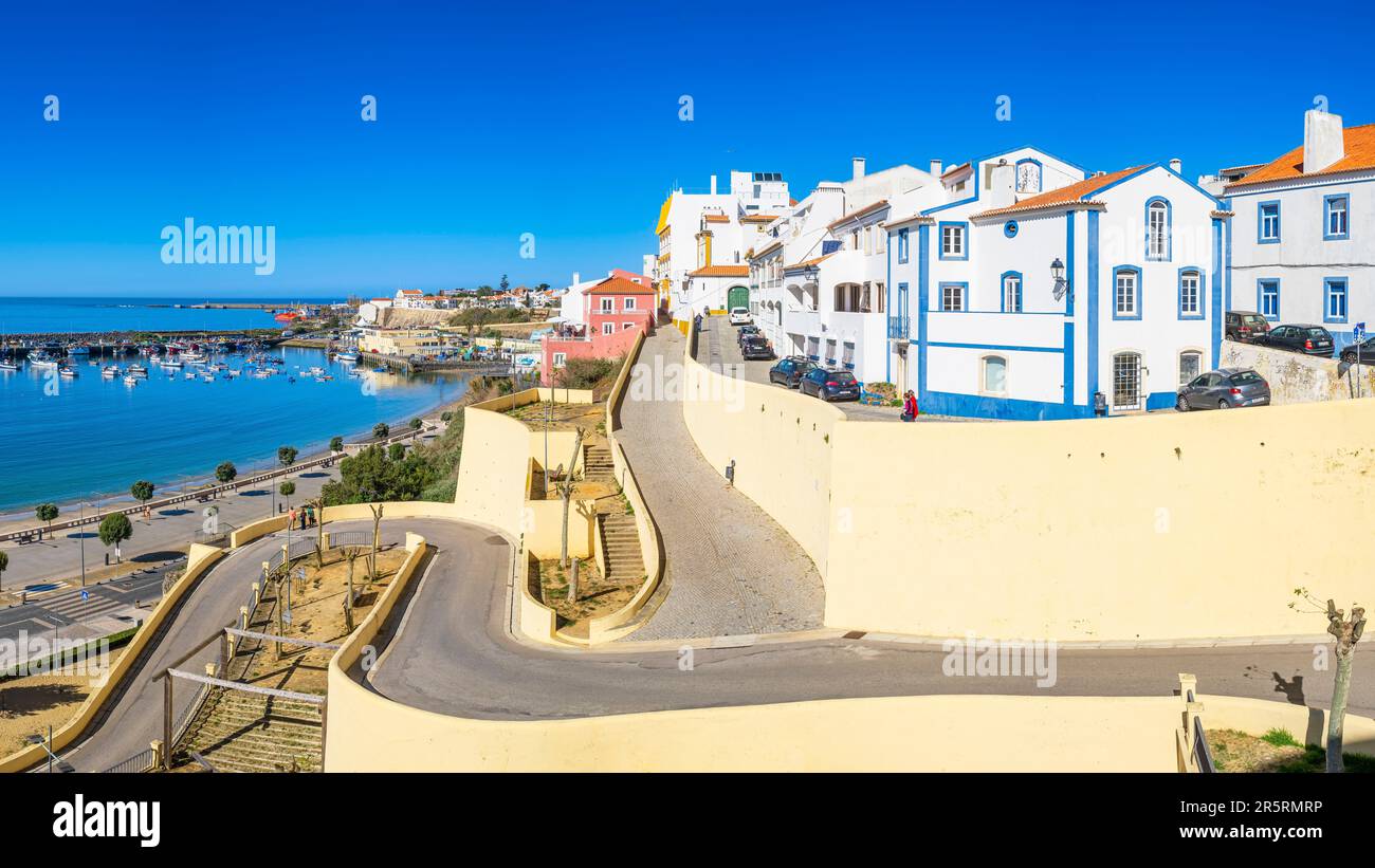 Portugal, région de l'Alentejo, Sines, le centre historique surplombe le port de pêche Banque D'Images